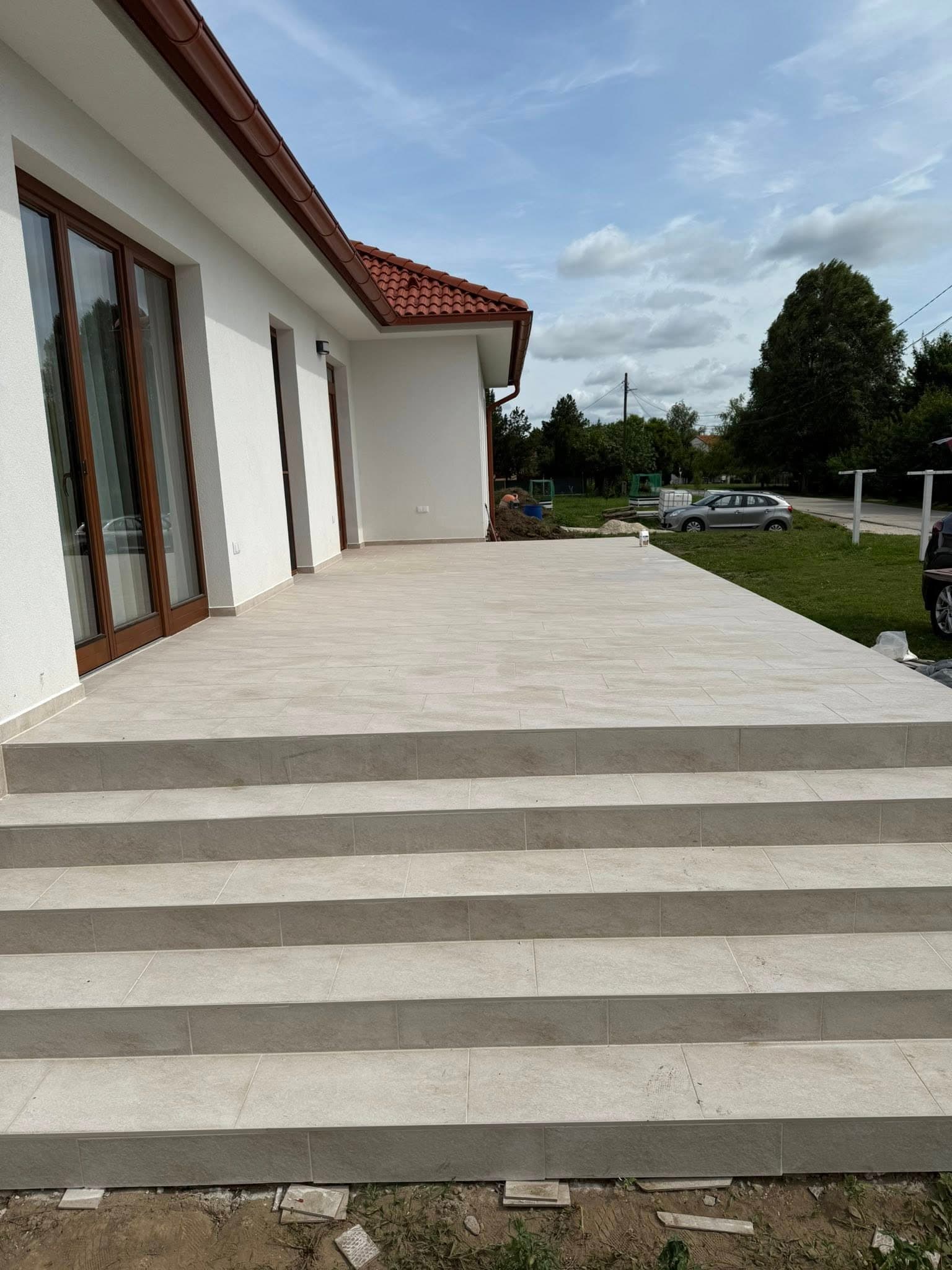 Kültéri terasz burkolás lépcsővel