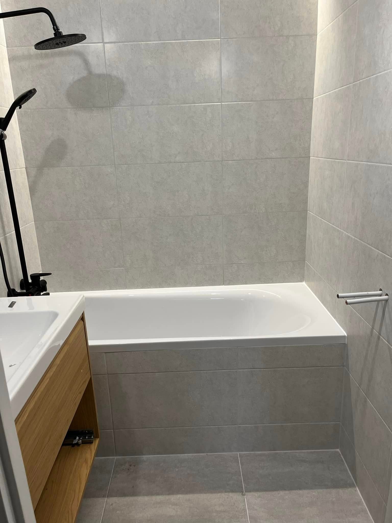 Modern fürdőszoba szürke csempével