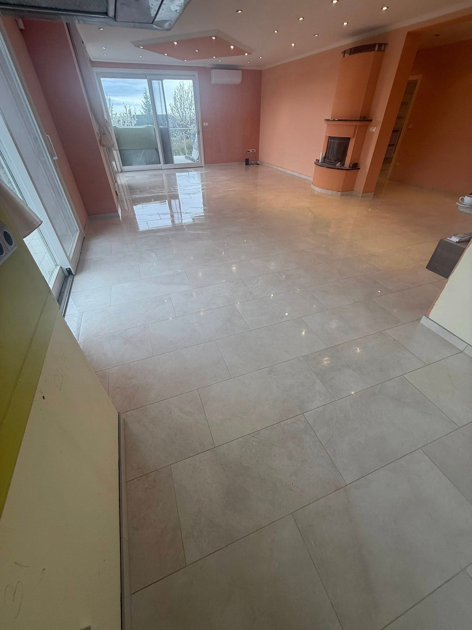 Nappali járólapozás kandallóval