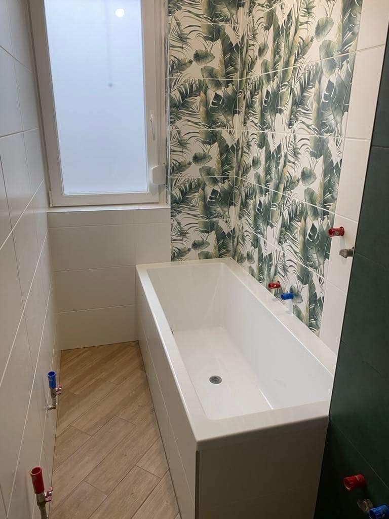 Fürdőszoba trópusi mintás csempével