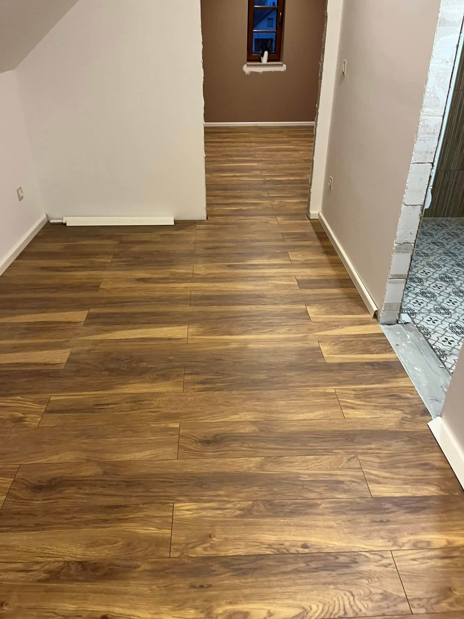 Folyosó laminált padlóburkolás